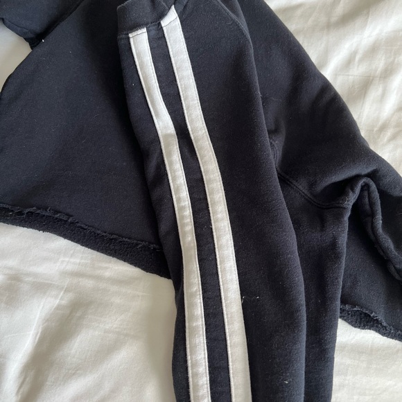 Brandy Melville Cropped Sweatshirt - Picture 2 of 2